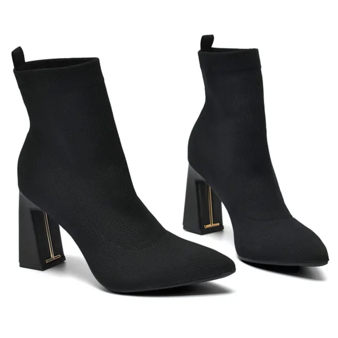 Bota de Cano Curto e Salto Bloco Feminina Via Marte Preto 343-009-02