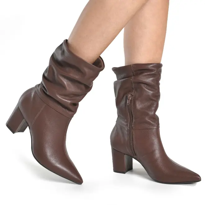 Bota de Couro Slouchy Feminina Via Marte Marrom 236-015-01