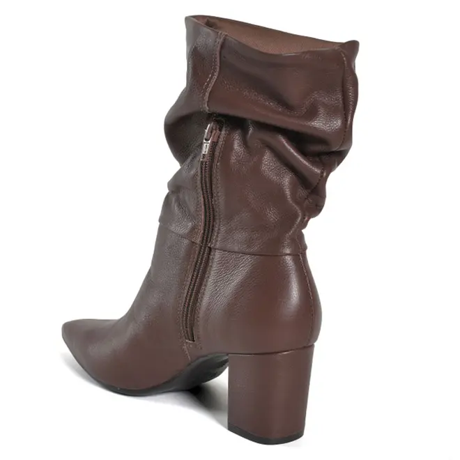 Bota de Couro Slouchy Feminina Via Marte Marrom 236-015-01